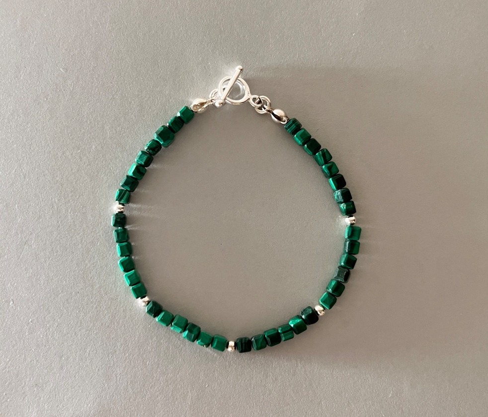 Liora手鍊由方形切割孔雀石串起，蘊含古老能量。