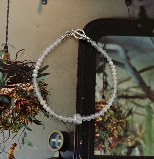 Ophelie手鍊由巴洛克珍珠與切面月光石串成，搭配銀鍊，清新純淨宛如月夜中的微光