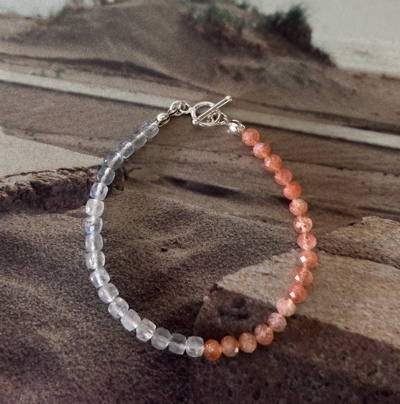 marisol是由拉長石與金橘色太陽石組成的手鍊，搭配OT扣設計, 展現自信風格