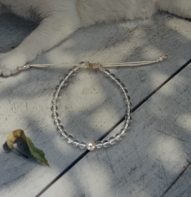 Cleo 白水晶與淡水珍珠手鍊，採用晶瑩的白水晶搭配富有光澤的淡水珍珠，簡約設計展現純淨與優雅。