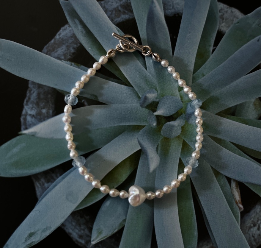 clemence海藍寶珍珠手鍊，採用細緻的米粒珍珠與海藍寶交錯串聯，點綴一顆巴洛克珍珠，搭配銀色扣環