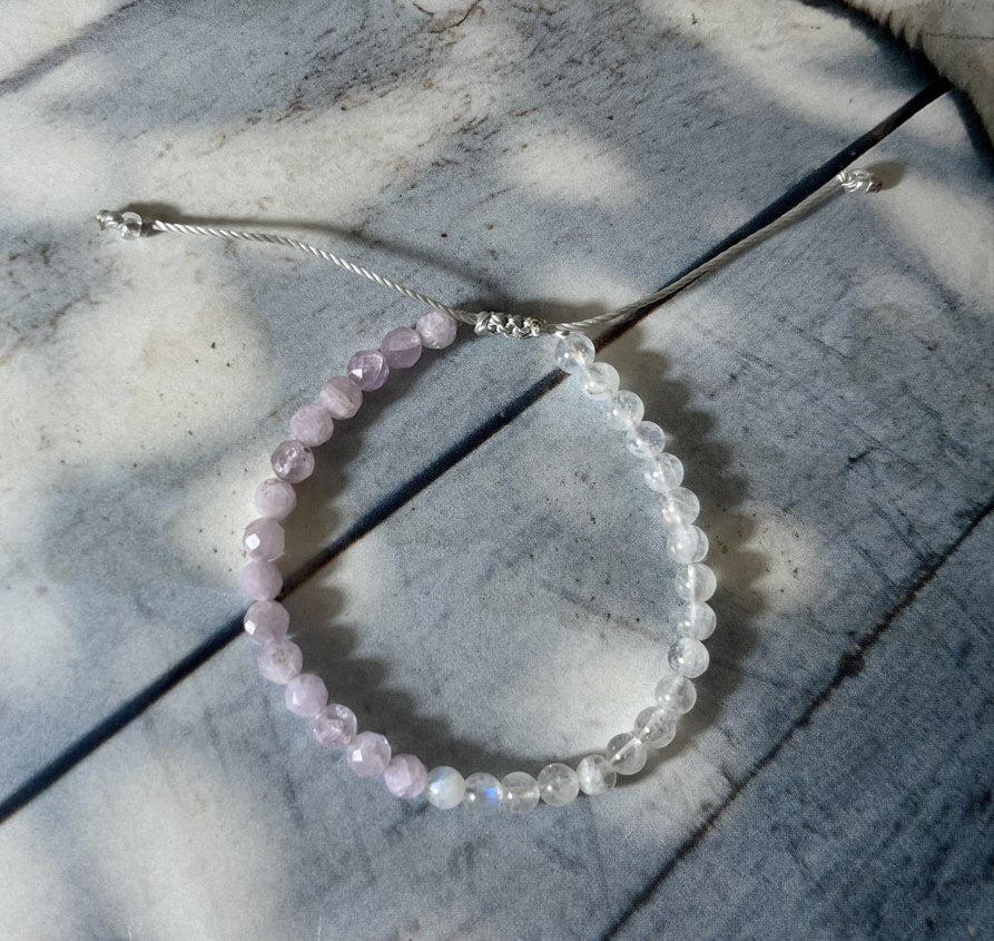 anais紫鋰輝月光石手鍊, 搭配銀灰色可調節繩結設計，風格簡約柔美。