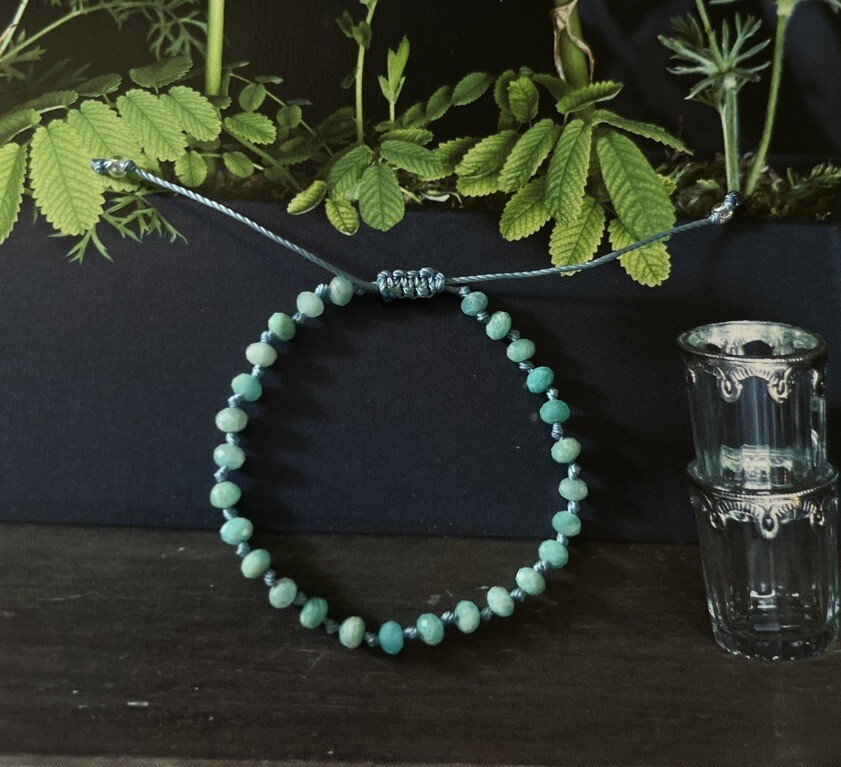 sylvie天河石手鍊展現柔和的淡綠色調, 象徵情緒療癒與內在平衡.