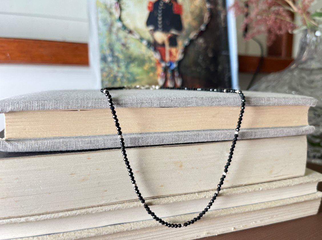 Stellanera黑色尖晶石搭配卡倫銀珠的極簡項鍊，呈現低調優雅的光澤。