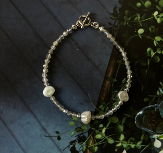 Lyra拉長石珍珠手鍊，拉長石閃爍著藍光, 點綴巴洛克珍珠，帶有波西米亞風格.