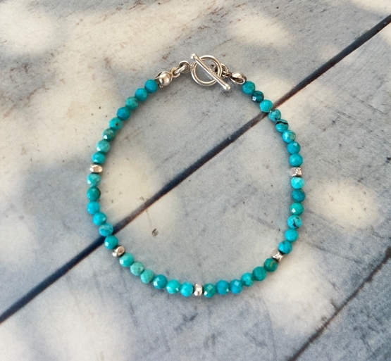 Zélie綠松石手鍊，由藍色切面綠松石組成，點綴銀珠，展現自然與粗曠的氣質