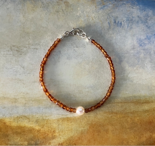 Juilette手鍊由細緻紅色石榴石與淡水珍珠串成，搭配925銀扣，風格簡約優雅.