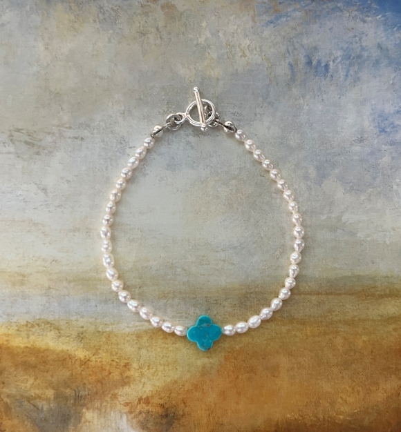 Chérie幸運草綠松石珍珠手鍊, 每一顆米粒珍珠都充滿光澤.