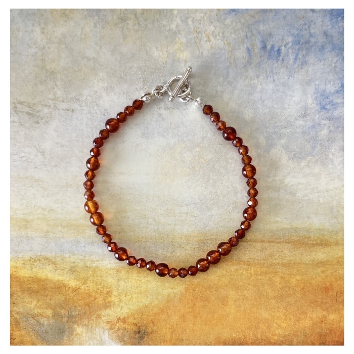 margaux紅色石榴石手鍊, 每一顆晶瑩剔透的紅石榴石都散發熱情的光芒.