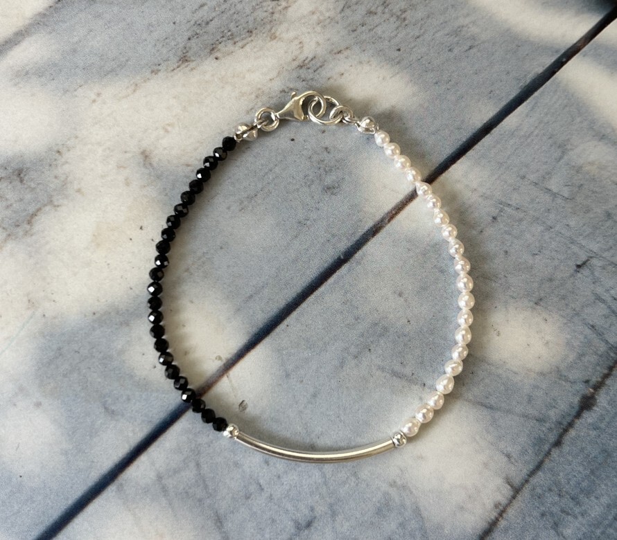 ariana黑色尖晶石珍珠手鍊, 深邃的黑色尖晶石與優雅的珍珠,為你的每一個日常帶來優雅與從容.