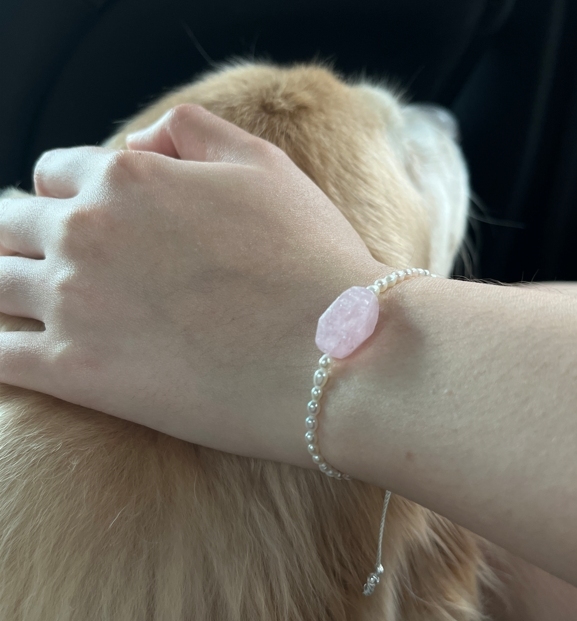 Sophie-摩根石珍珠手鍊，配戴展示圖