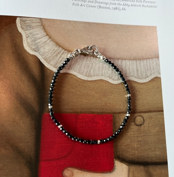 maelle黑色尖晶石手鍊, 細緻的黑色尖晶石閃耀著深邃的光澤.