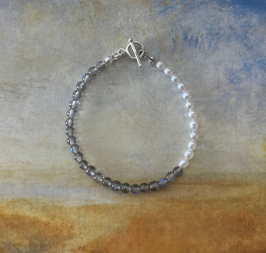 Aurore拉長石手鍊，搭配天然淡水珍珠，散發藍光與神秘能量