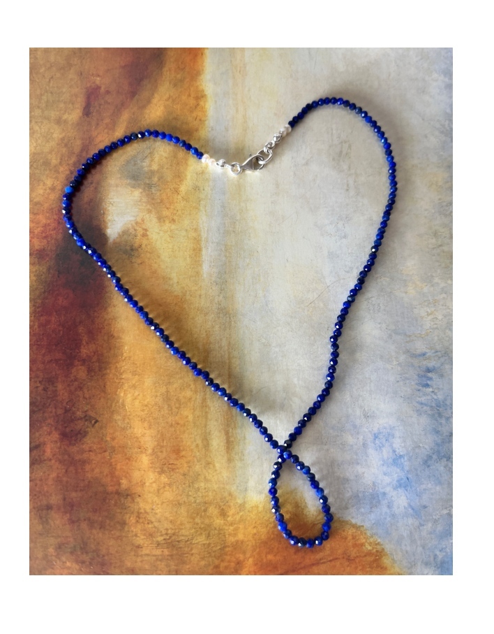 clea青金石珍珠項鍊, 每顆青金石都閃耀著細緻深邃的光澤.