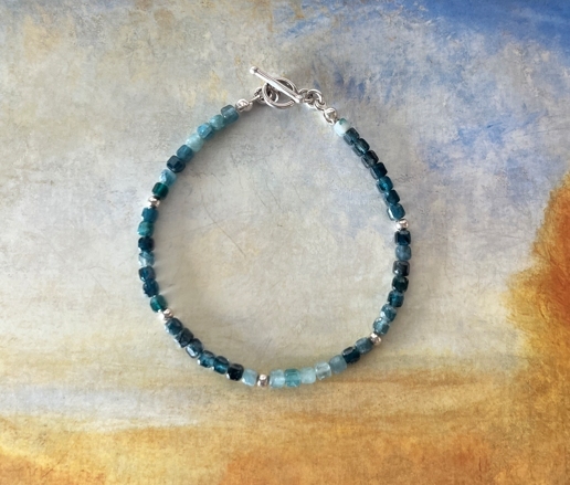 Nerina 藍綠碧璽手鍊, 漸層色的方形碧璽，點綴銀珠，展現優雅的風格。