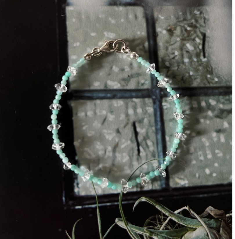 天河石 × 赫基蒙手鍊能清除雜訊，讓思緒變清晰、生活更輕盈。適合想重新開始、找回平衡與內在自由的人。