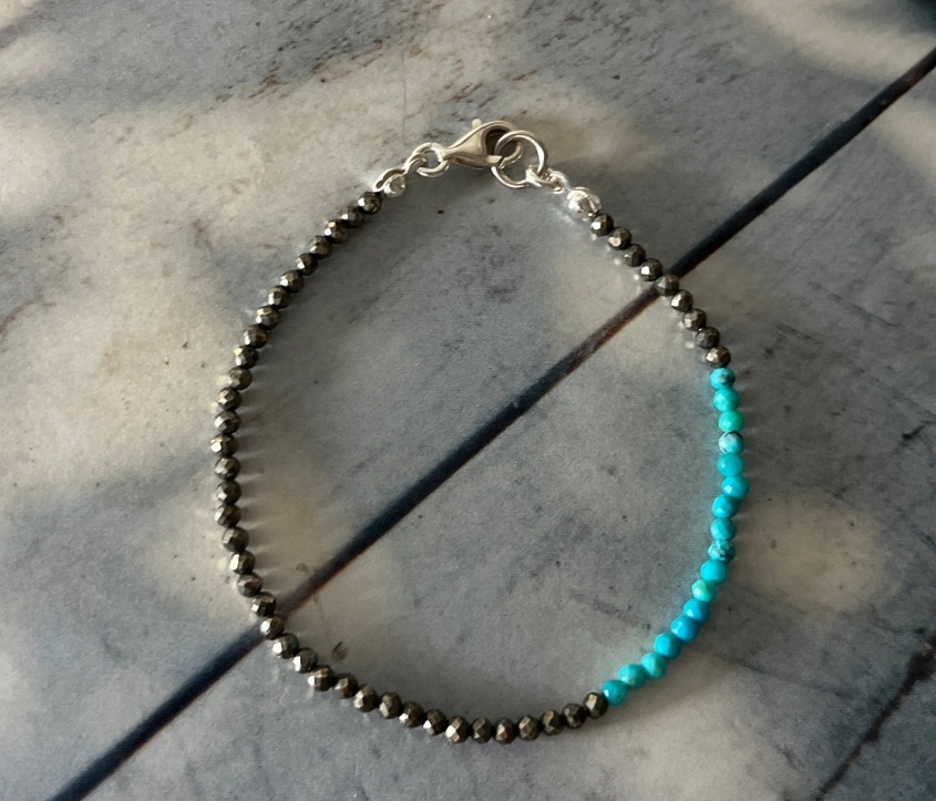 Natasha黃鐵礦綠松石手鍊，黃鐵礦的金屬光澤與綠松石交錯，形成強烈對比，呈現極簡與個性風格。