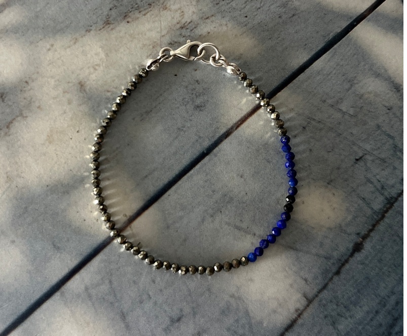 Astree黃鐵礦青金石手鍊, 帶有金屬光澤的黃鐵礦與深藍色青金石交錯，呈現沉穩有力量的氛圍