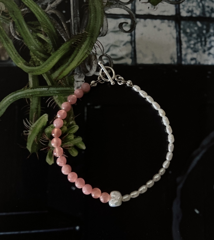 Aimee紅紋石珍珠手鍊，紅紋石搭配米粒珍珠與巴洛克珍珠串成的手鍊，呈現柔和的氣質。
