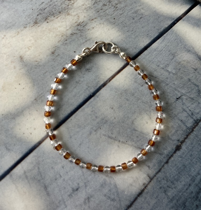 這款手鍊以橙紅石榴石與白水晶交錯排列，為你帶來勇氣與行動力