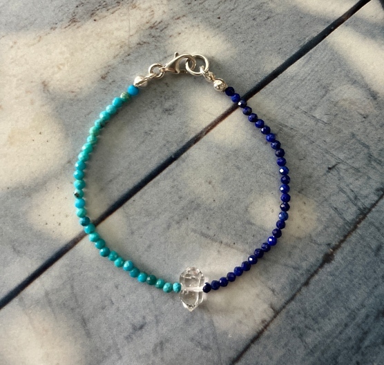 這款手鍊串聯赫基蒙、青金石與綠松石，象徵顯化、高頻、洞察清晰與保護的能量，為您帶來三種能量的祝福。