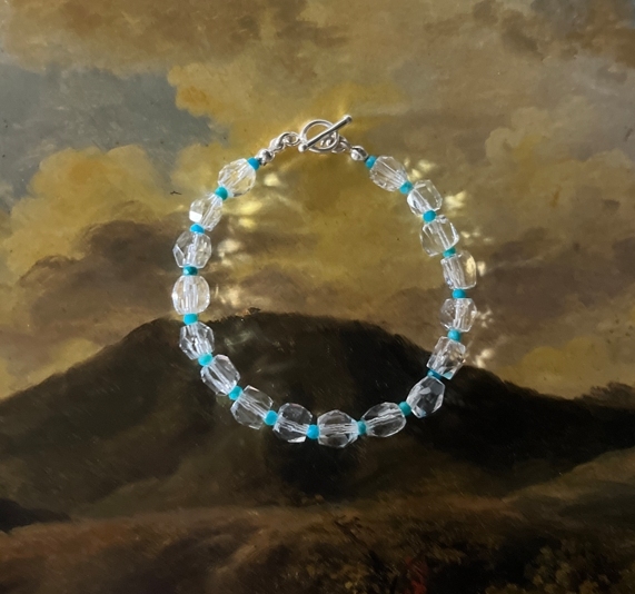 鑽切白水晶手鍊點綴亞利桑那綠松石, 在光影下閃耀著潔淨的光芒