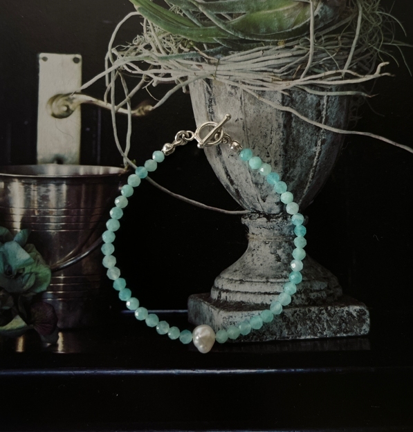 Noémie 天河石珍珠手鍊，以藍綠色天河石與細緻珍珠串起勇氣與溫柔