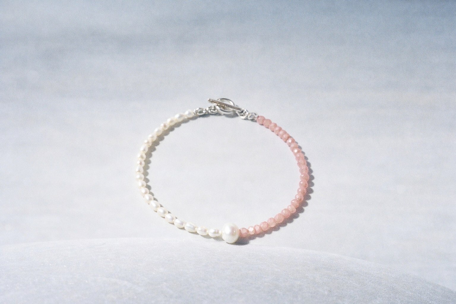 紅紋石手鍊搭配天然淡水珍珠，盡顯愛的溫柔氣息.