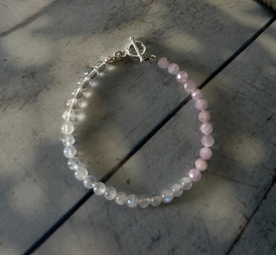 紫鋰輝月光石白水晶手鍊在光線下閃爍的動人的光澤