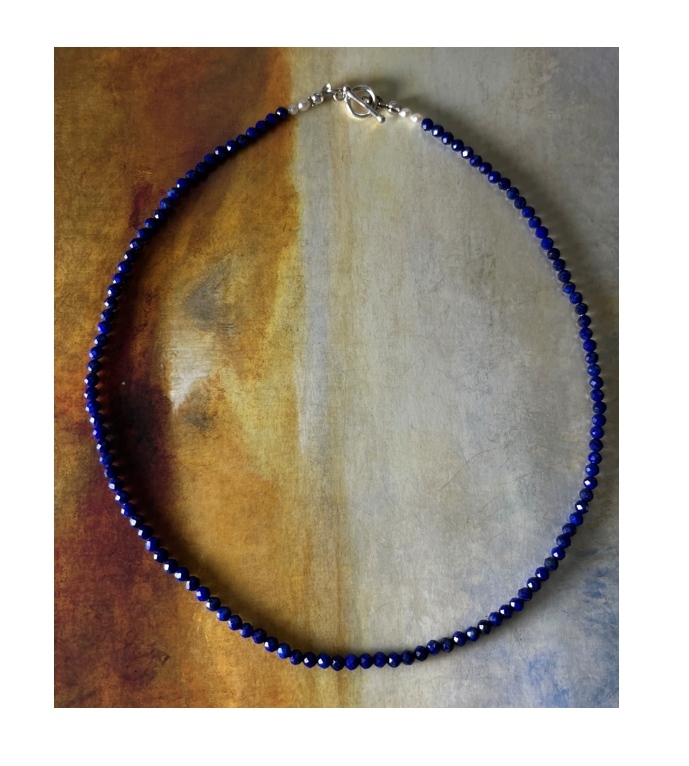 青金石珍珠項鍊閃耀著深藍色的細緻的光澤.