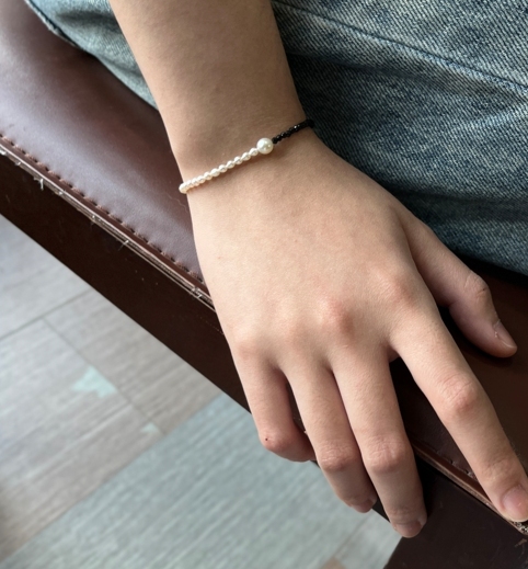 黑色尖晶手鍊, 風格優雅