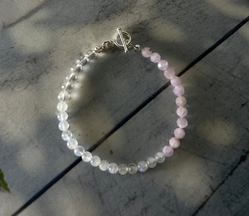 紫鋰輝月光石白水晶手鍊，近拍特寫圖