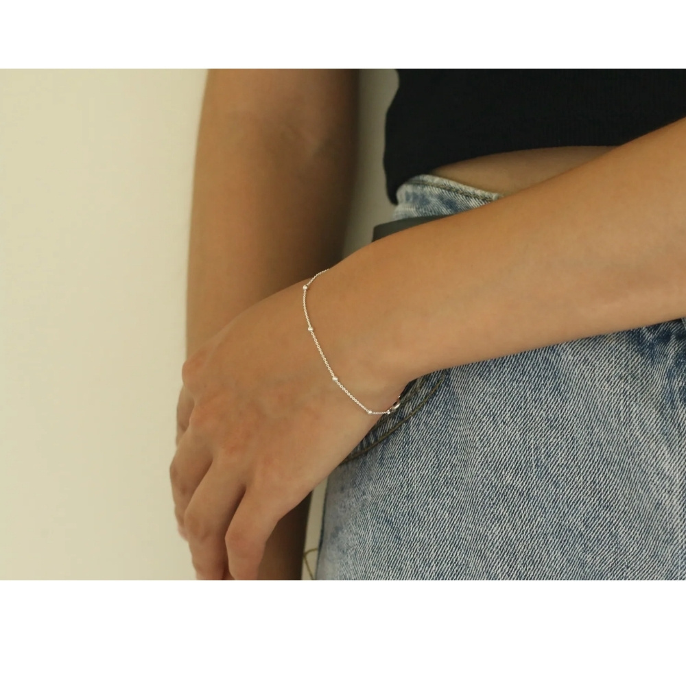 Matilda & Co. Lyra 925純銀纖細小圓球手鍊實戴照，適合與日常各種造型搭配
