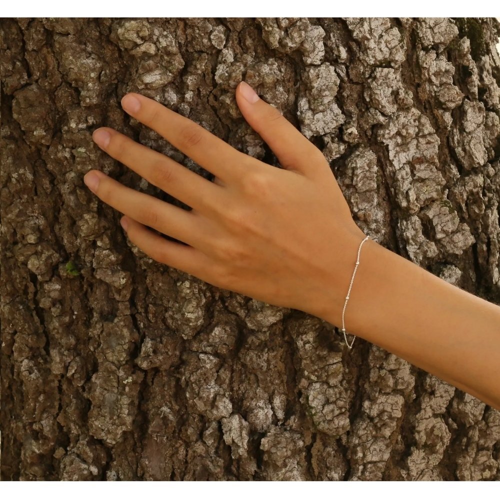 Matilda & Co. Lyra 925純銀纖細小圓球手鍊實戴照，0.8mm極細銀鍊與圓珠設計，打造低調閃耀的腕間層次感