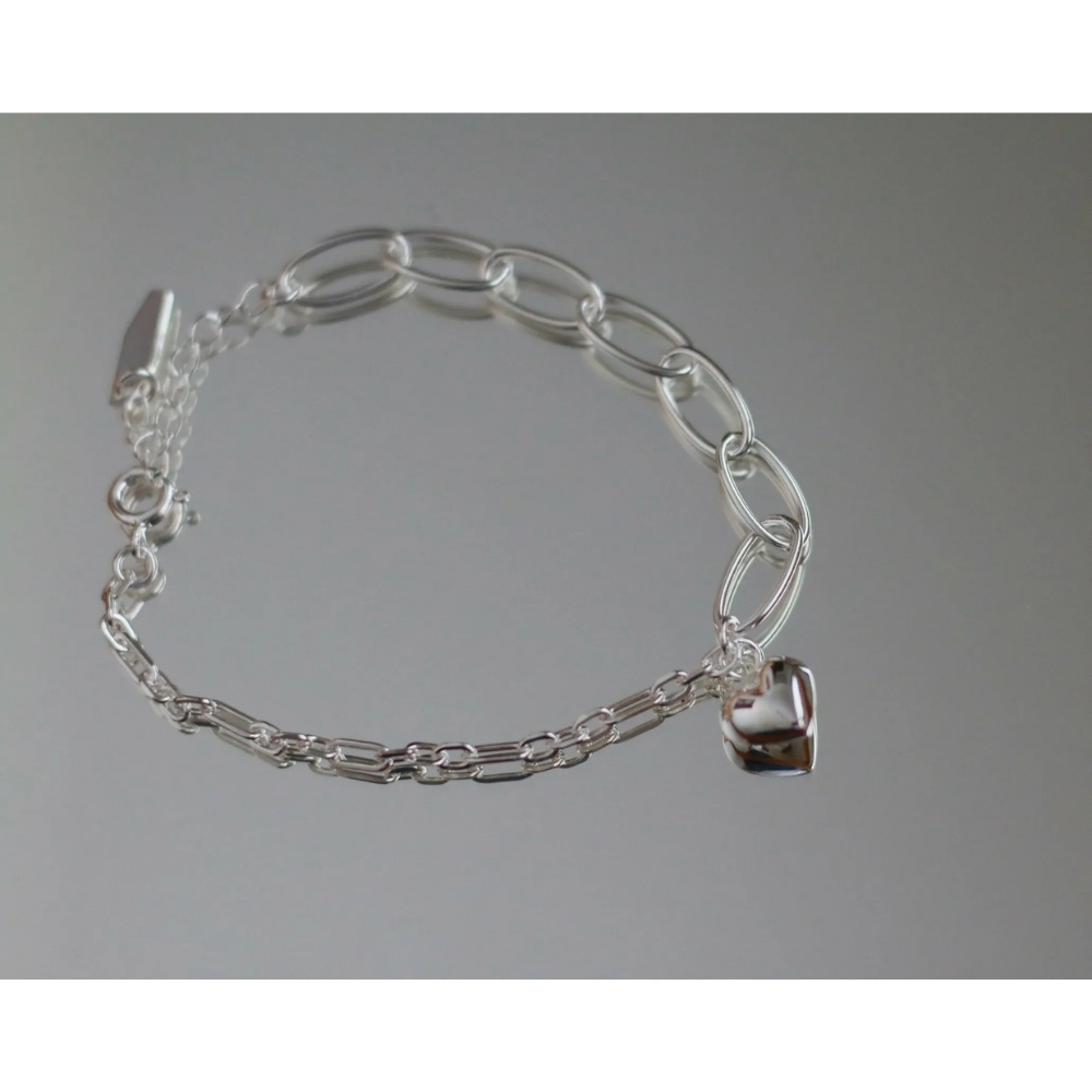Matilda & Co. 925純銀雙鍊愛心手鍊，近拍特寫，展現細緻質感.