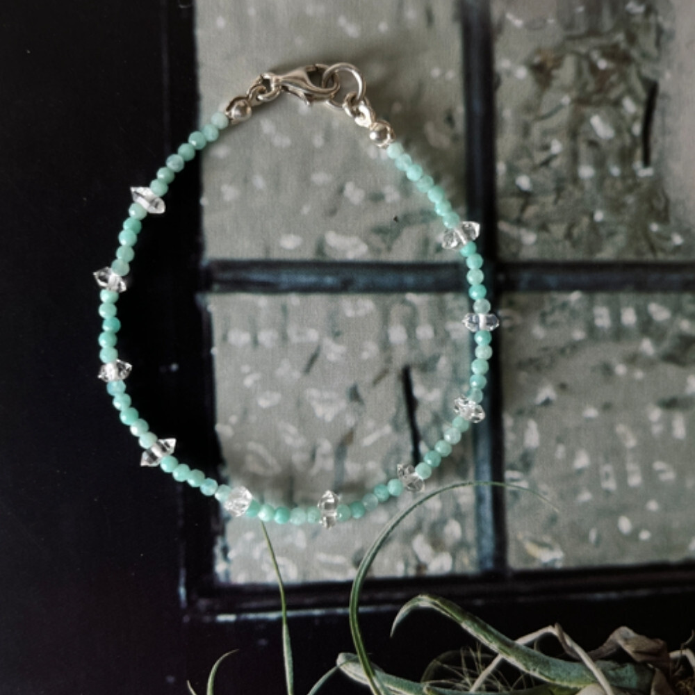 Matilda & Co. 薄荷綠天河石 (Amazonite) 與赫基蒙水晶 (閃靈鑽) 純銀手鍊；細緻的天河石與透亮雙尖赫基蒙交錯排列，為你帶來勇氣與淨化的能量。