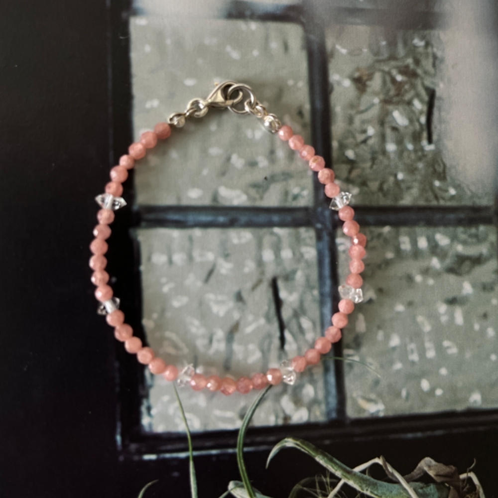 Matilda & Co.的紅紋石 (Rhodochrosite) 與赫基蒙水晶 (閃靈鑽) 純銀手鍊；粉嫩的印加玫瑰搭配透亮雙尖水晶，能吸引靈魂伴侶與放大愛的能量