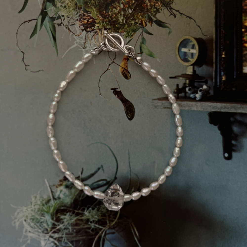 Matilda & Co.的 Luna Blanche 天然米粒珍珠與赫基蒙925純銀手鍊，搭配銀色 OT 扣.