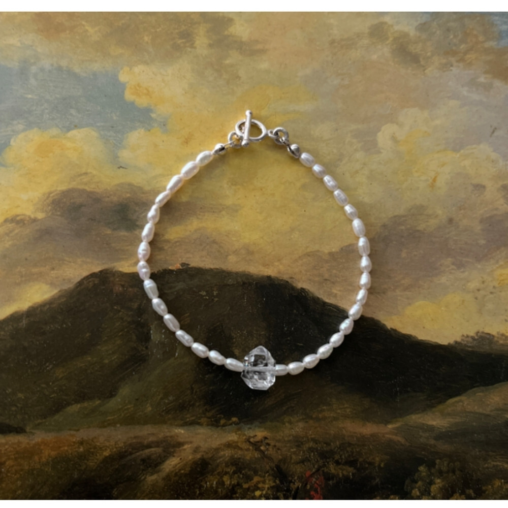 Matilda & Co.的 Luna Blanche 米粒珍珠與赫基蒙925銀手鍊，在光影下的特寫