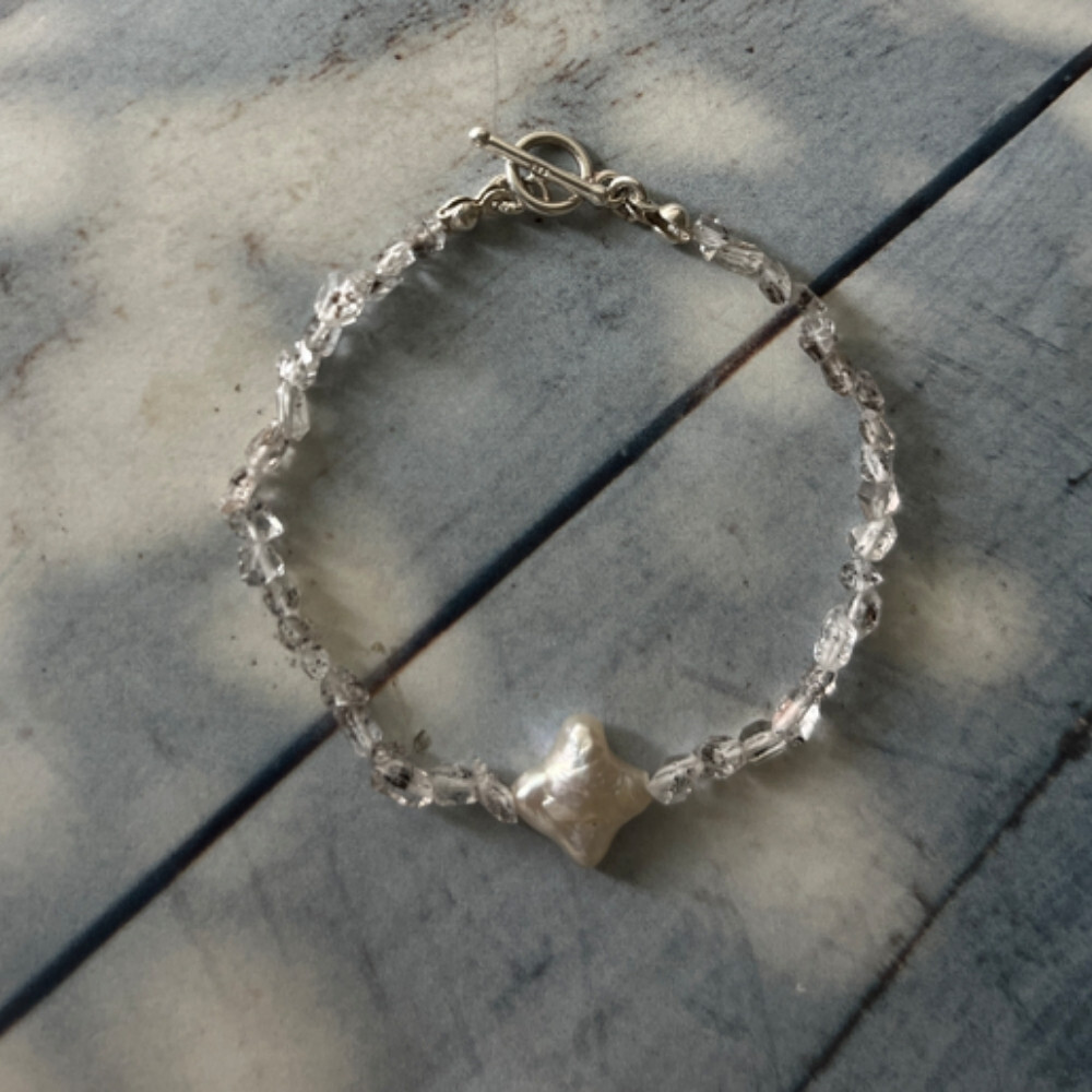 Matilda & Co. 巴基斯坦油膽水晶與星形珍珠手鍊，搭配925銀OT扣，展現神祕靈性氛圍。