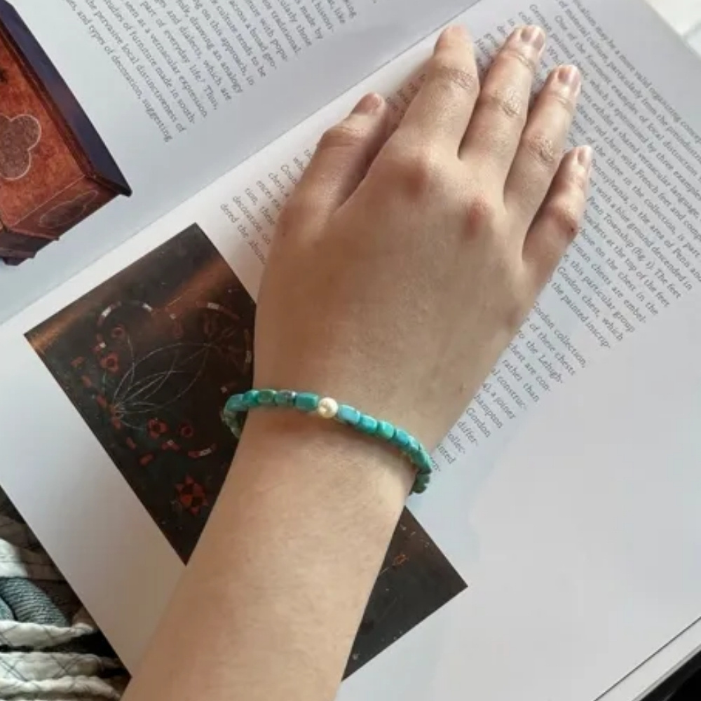 Matilda & Co. 亞利桑那綠松石與天然淡水珍珠925純銀手鍊, 配戴展示圖