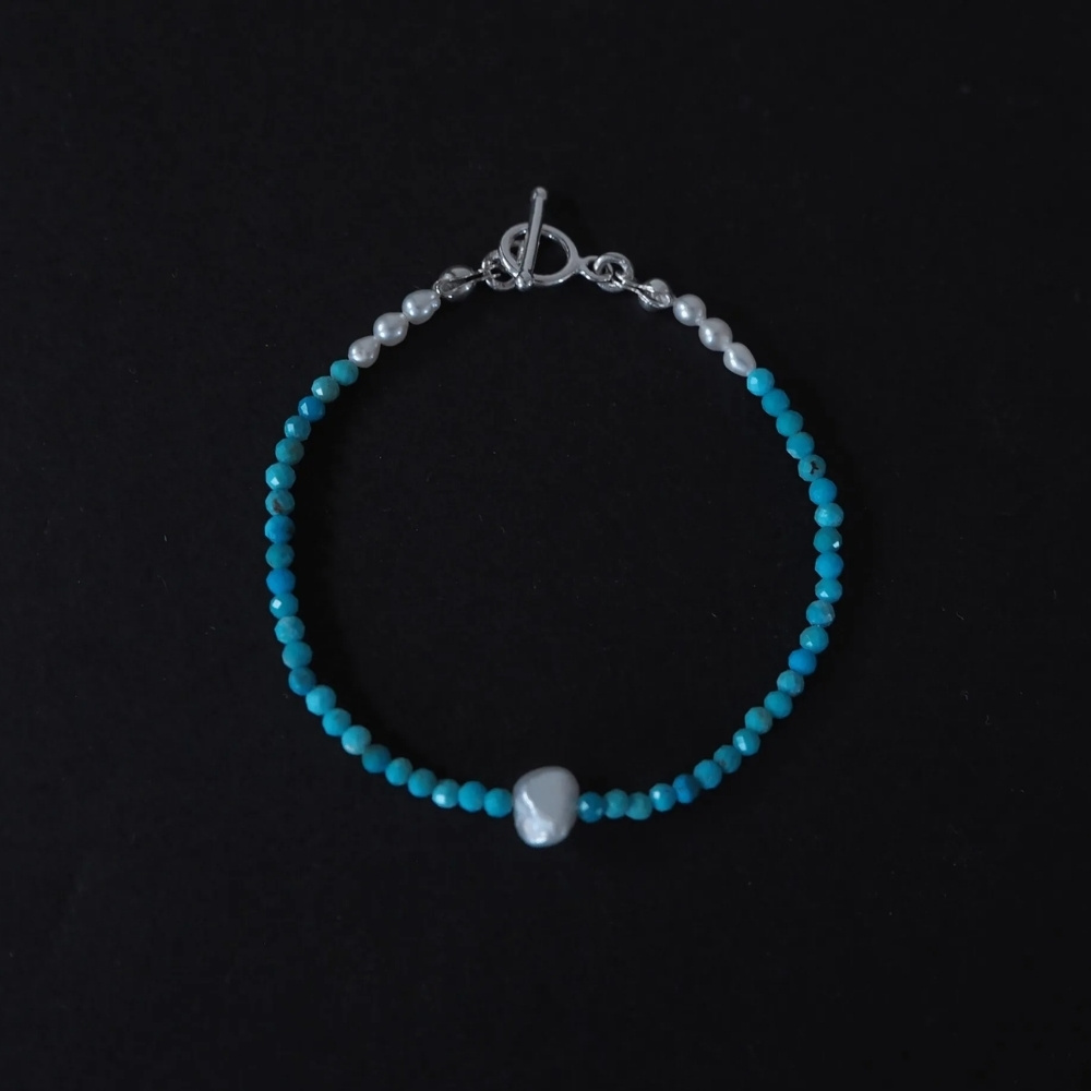 Matilda & Co. 亞利桑那綠松石與天然淡水珍珠925純銀手鍊, 綠松石與珍珠在光線閃耀著細緻的光澤