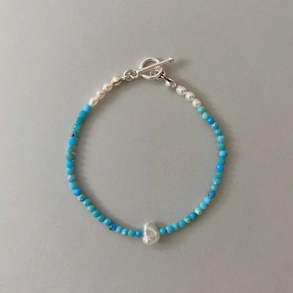 Sierra手鍊由亞利桑那綠松石與米粒珍珠串成，點綴一顆巴洛克珍珠.