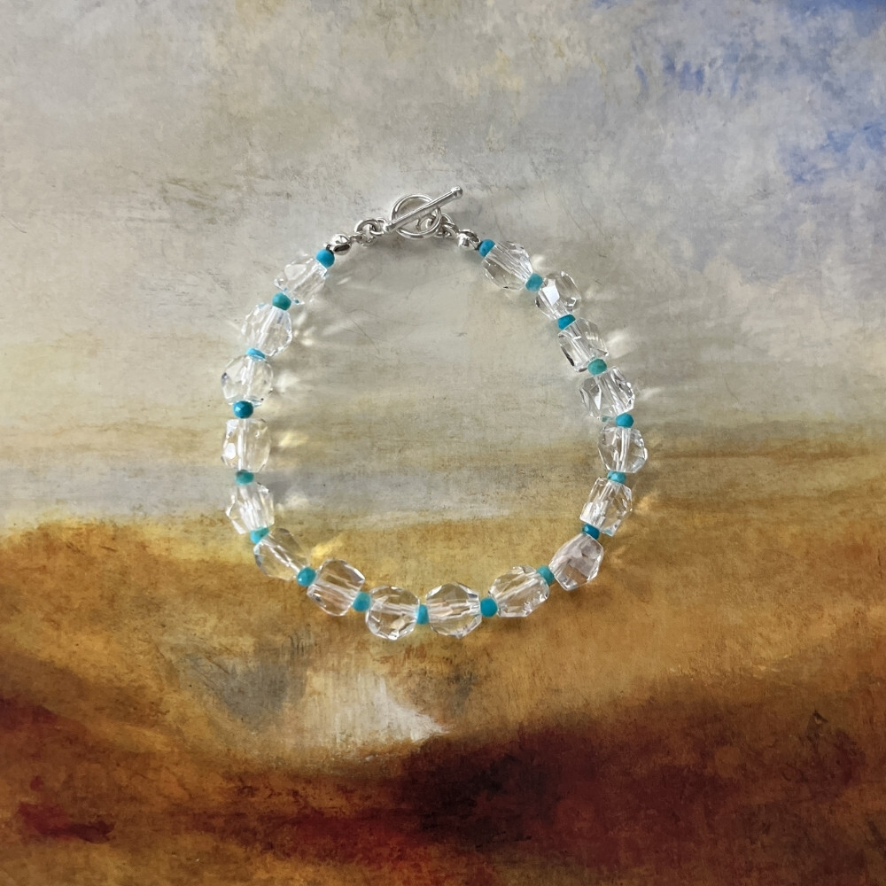 Matilda & Co. Clara 天然鑽切白水晶與亞利桑那綠松石 925 純銀手鍊，展現清亮透徹質感。