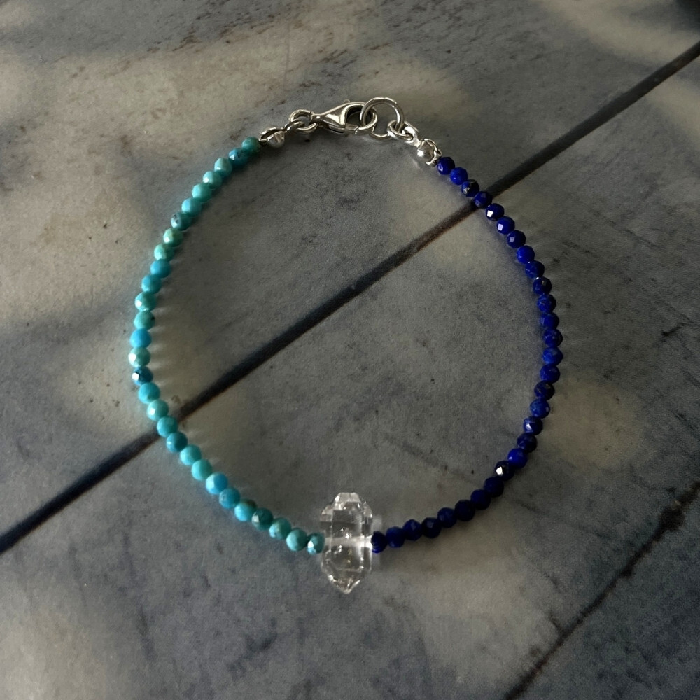 Matilda & Co. 天然赫基蒙、皇家藍青金石與亞利桑那綠松石手鍊, 在光線下閃爍著純淨的光芒