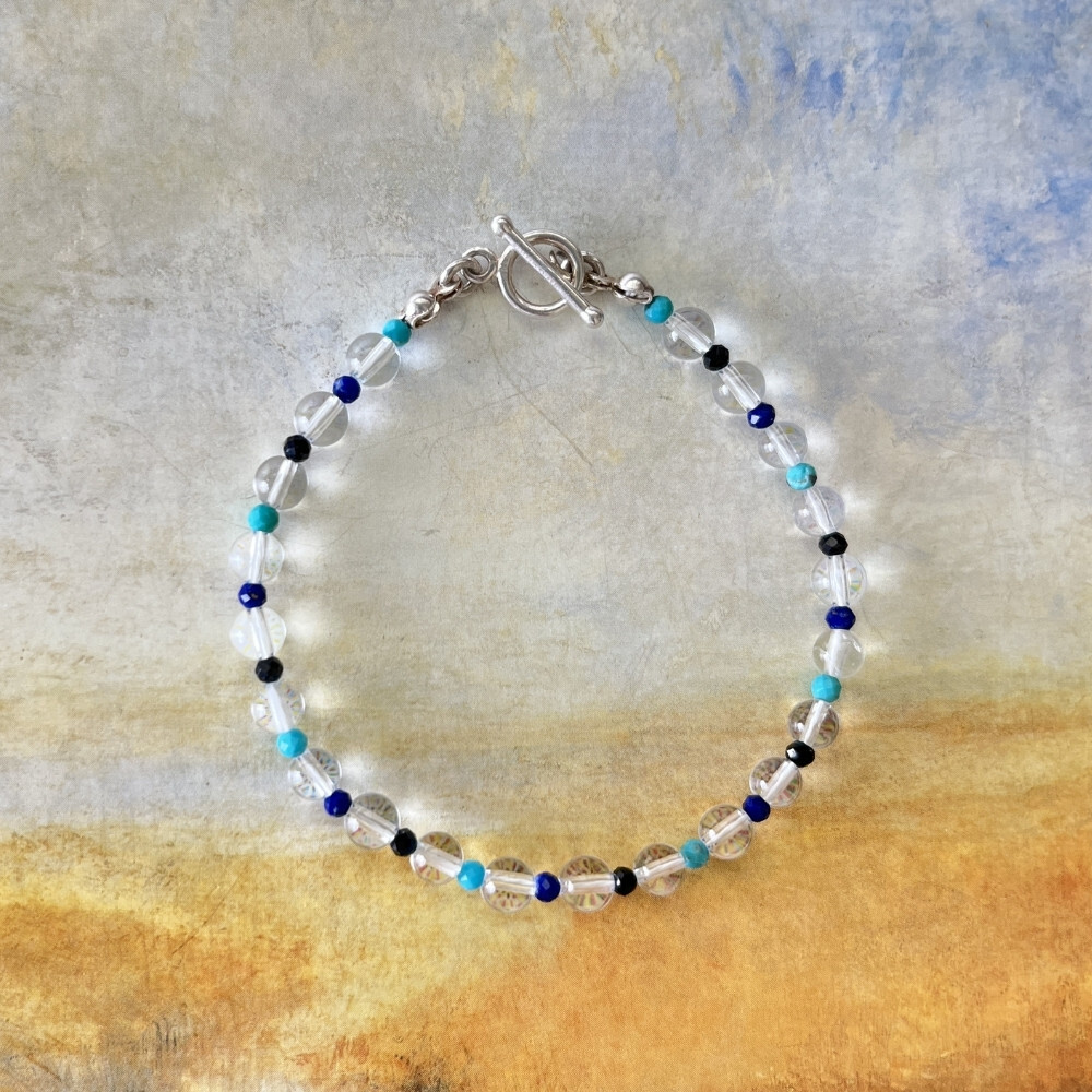 Matilda & Co. Iris 925 純銀手鍊, 結合晶透白水晶、青金石、亞利桑那綠松石與黑色尖晶石等能量寶石.