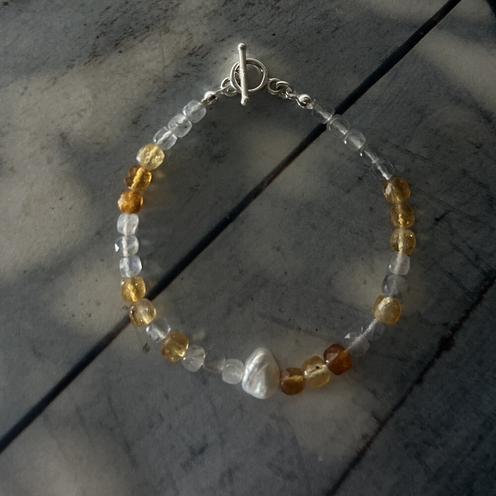 Matilda & Co. 方塊拉長石、海藍寶與天然巴洛克珍珠925純銀手鍊, 在光影下呈現晶透光澤.