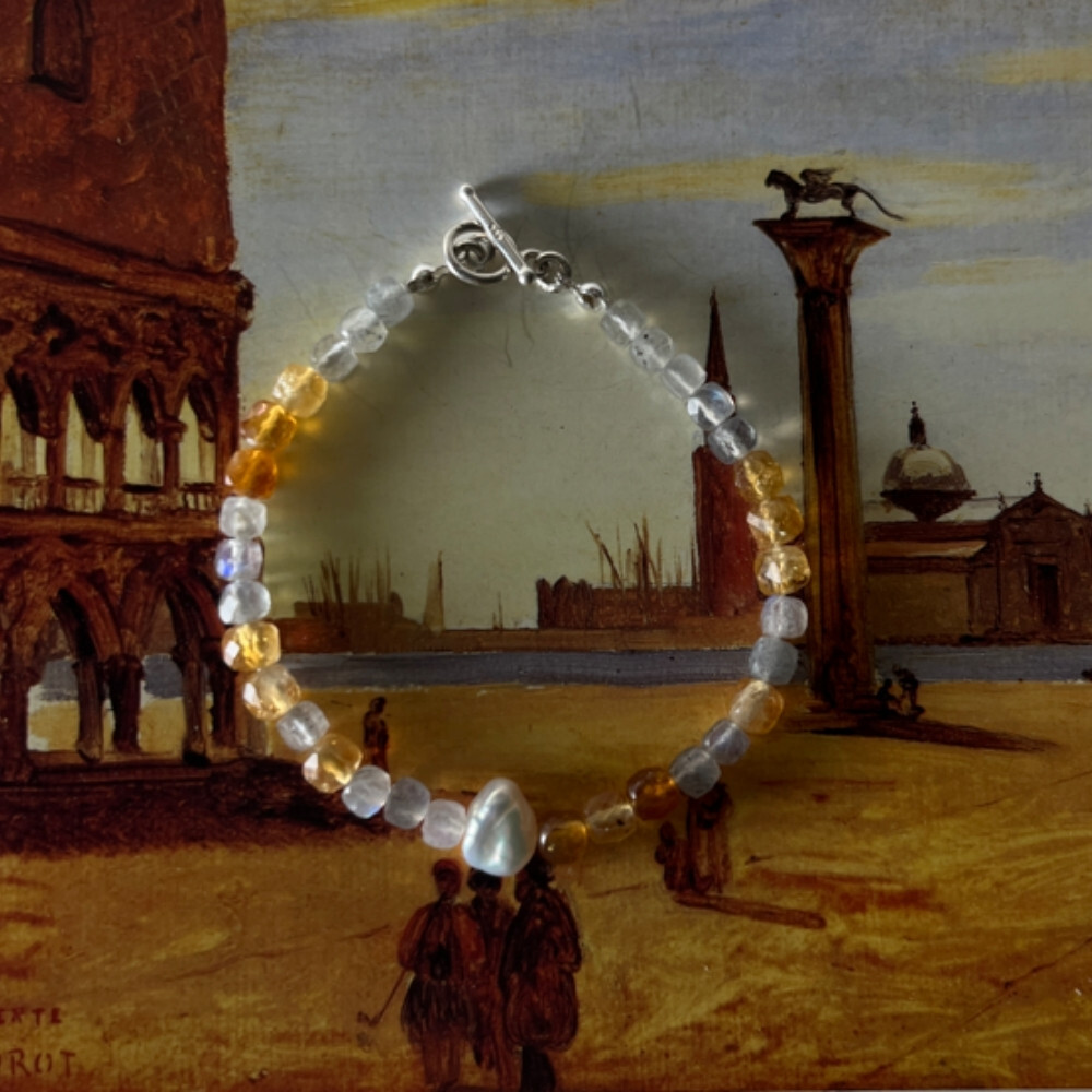 Matilda & Co. 黃水晶、拉長石與天然巴洛克珍珠925純銀手鍊，蜂蜜色的黃水晶與強光拉長石交錯，點綴單顆不規則巴洛克珍珠，搭配銀色OT扣，展現復古優雅質感。