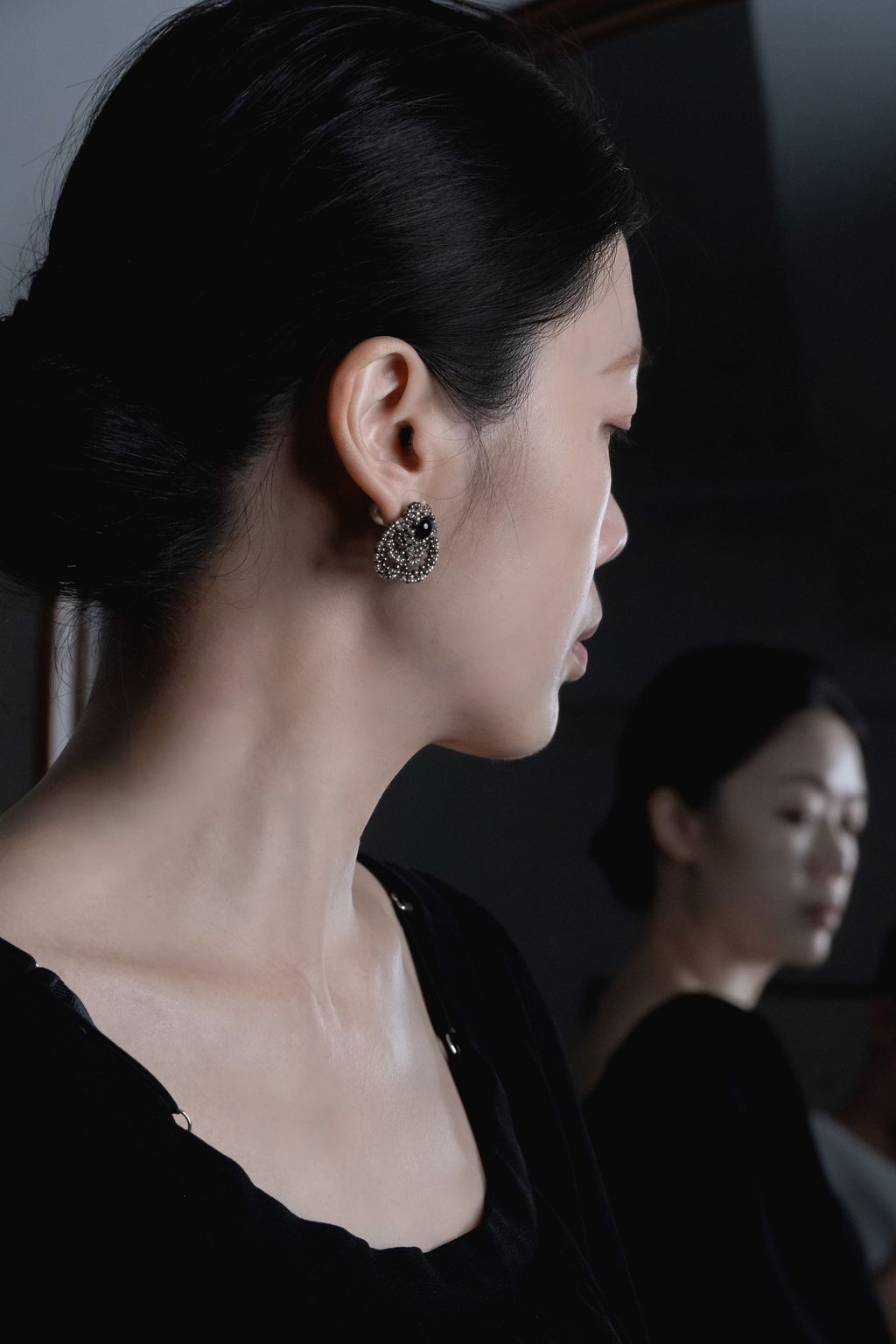 0.小瑪麗耳環-黑銀-上耳2
