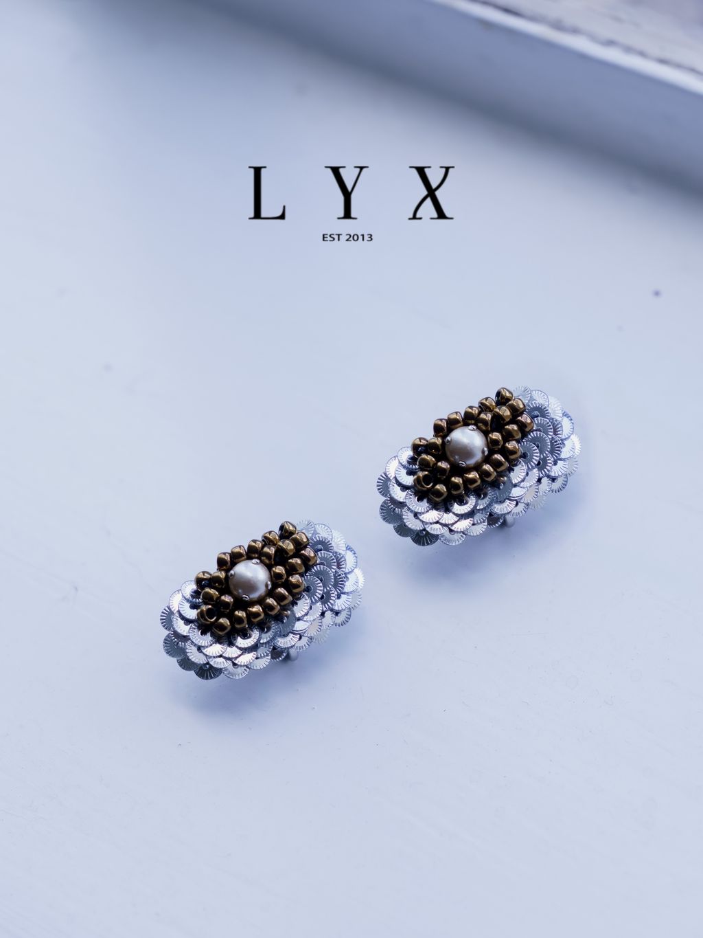 L_銀白金蒲公英耳環_白2